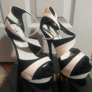 Liliana Black and white womans heel, size 7 1/2